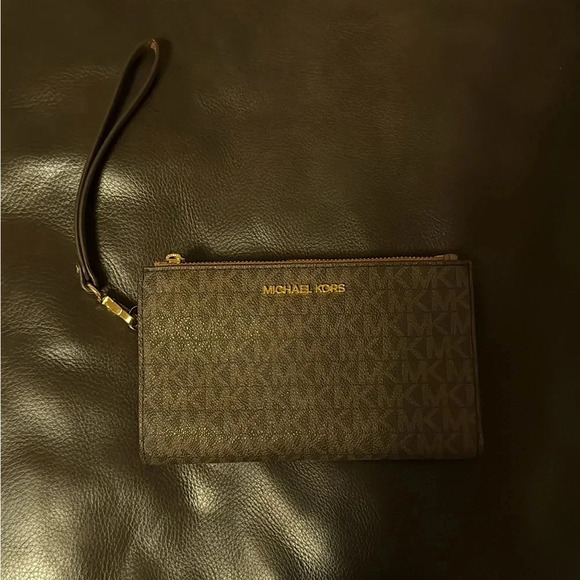 TRAVEL WRISTLET - Picture 1 of 3